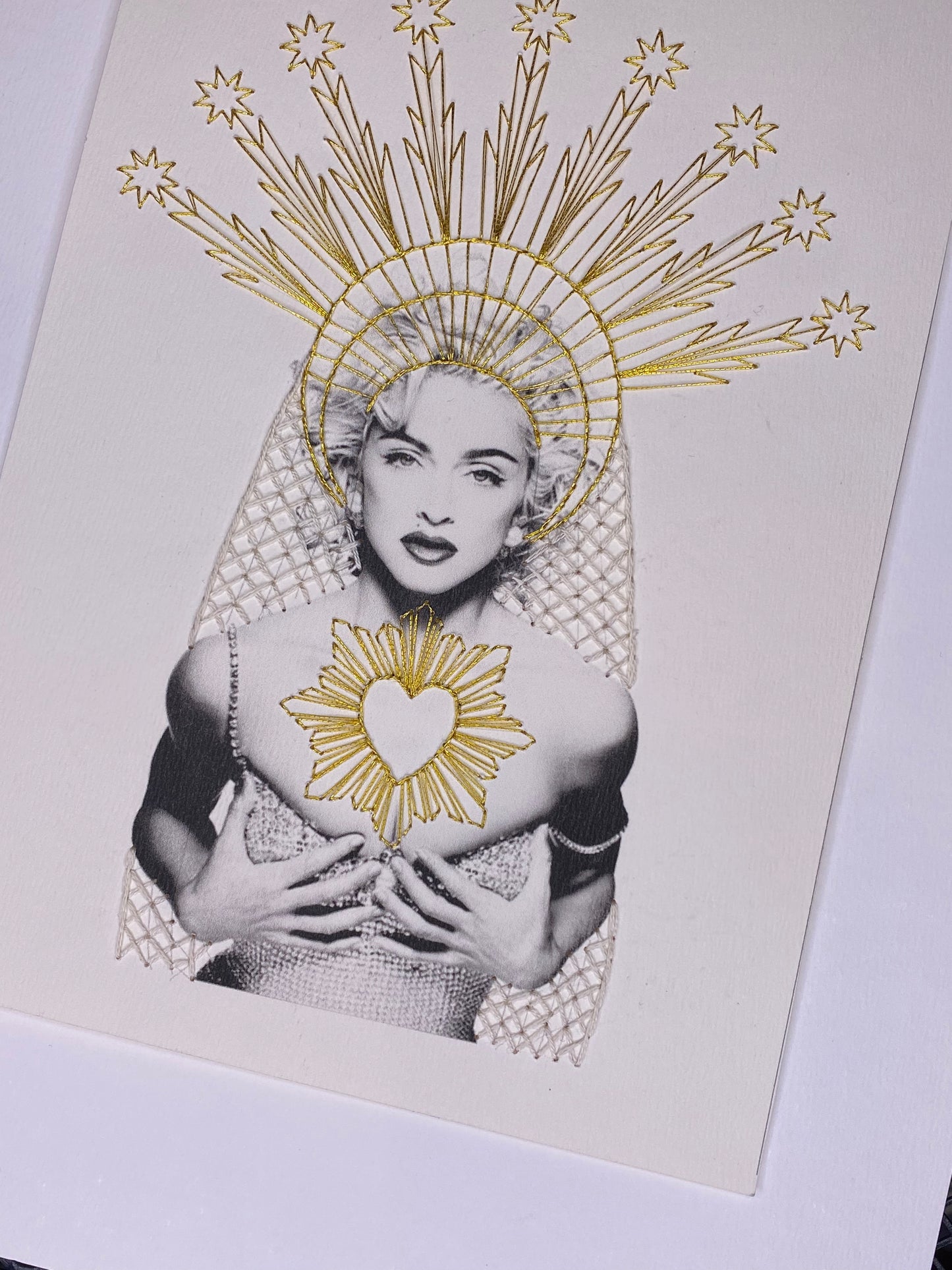 Madonna, Broderie sur papier